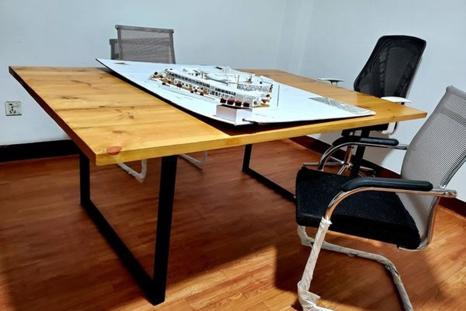 image of Metal and Wood Meetings and Boardroom Tables